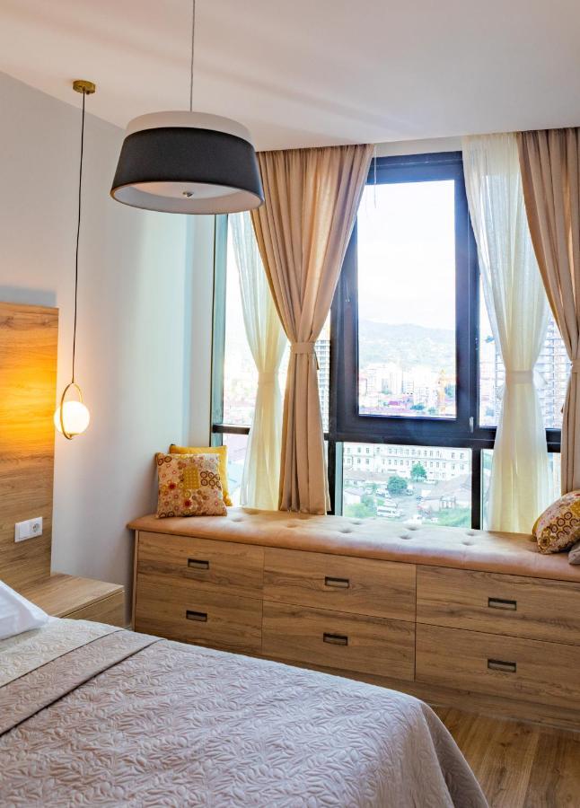 Entire Flat With City Skyline View - Two Bedrooms Batoemi Buitenkant foto